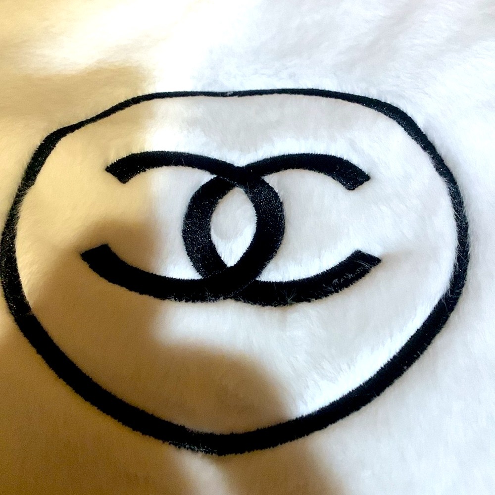 Authentic rare and collectible large CHANEL White Faux Fur Clutch, must have! - Picture 12 of 13